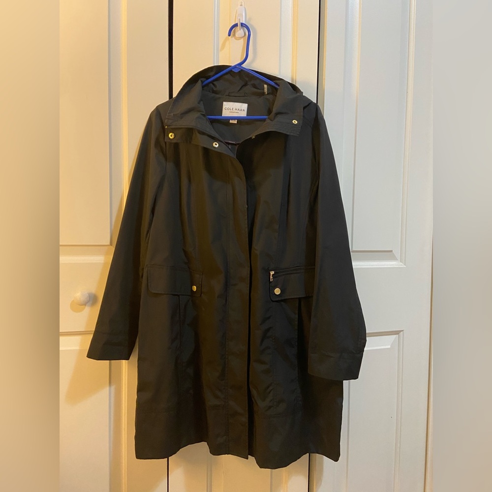 Black Cole Haan Women’s Packable Hooded Rain Jacket size XL